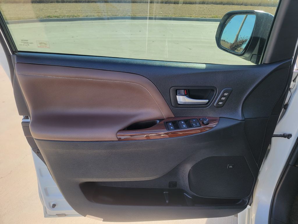 2016 Toyota Sienna Image 8