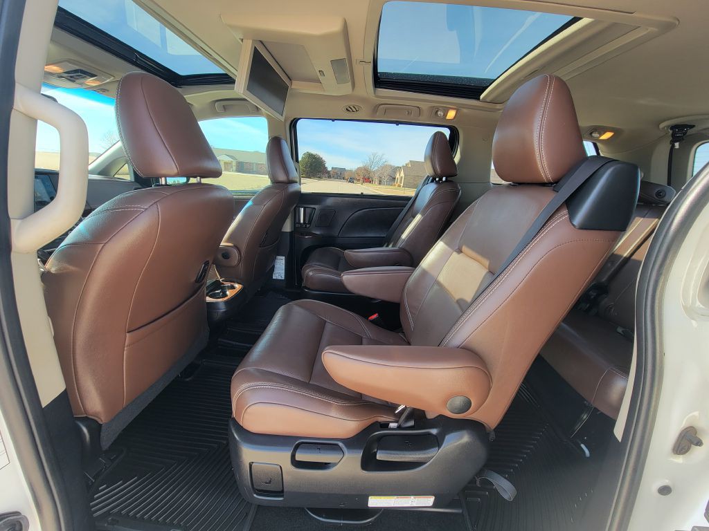 2016 Toyota Sienna Image 9