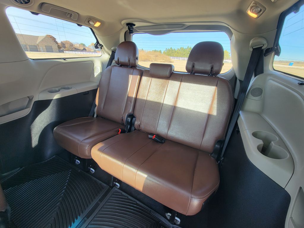 2016 Toyota Sienna Image 10