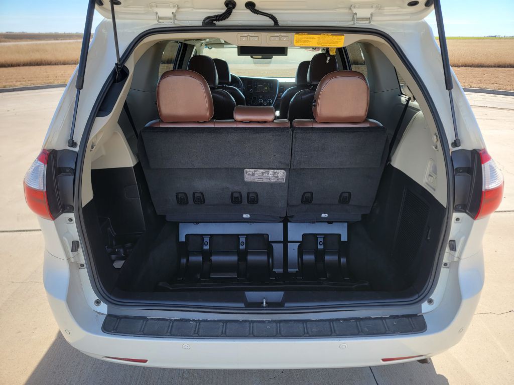 2016 Toyota Sienna Image 11