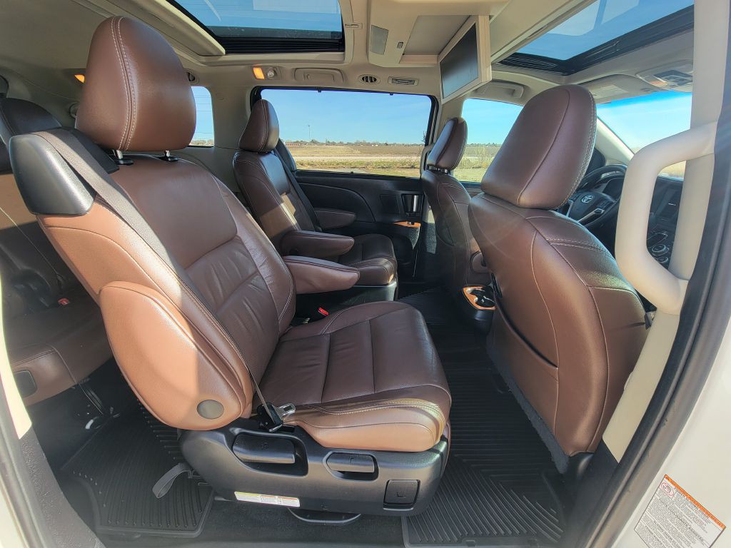 2016 Toyota Sienna Image 12