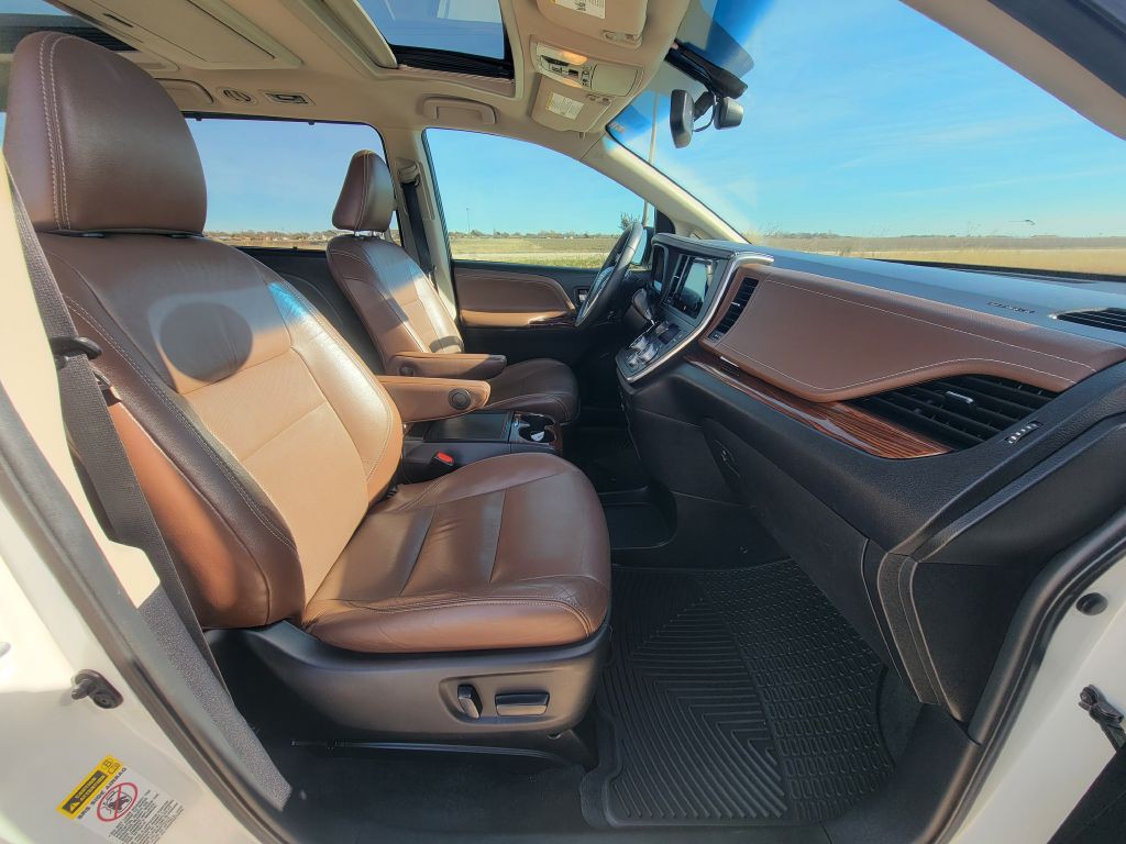 2016 Toyota Sienna Image 13