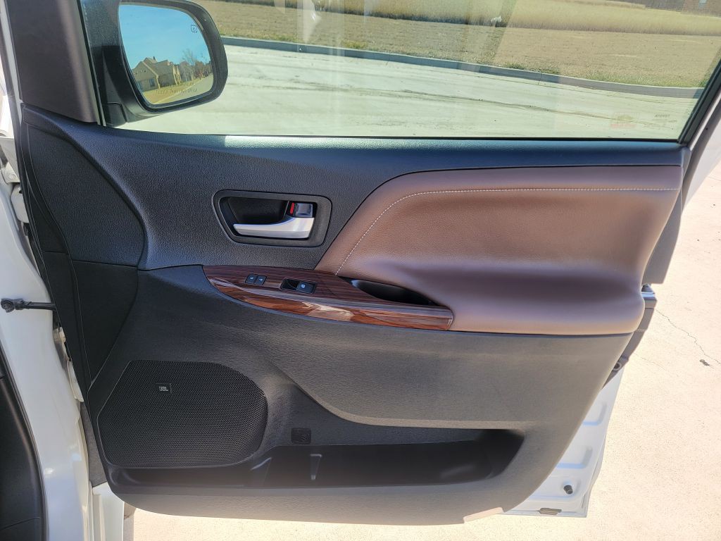 2016 Toyota Sienna Image 14