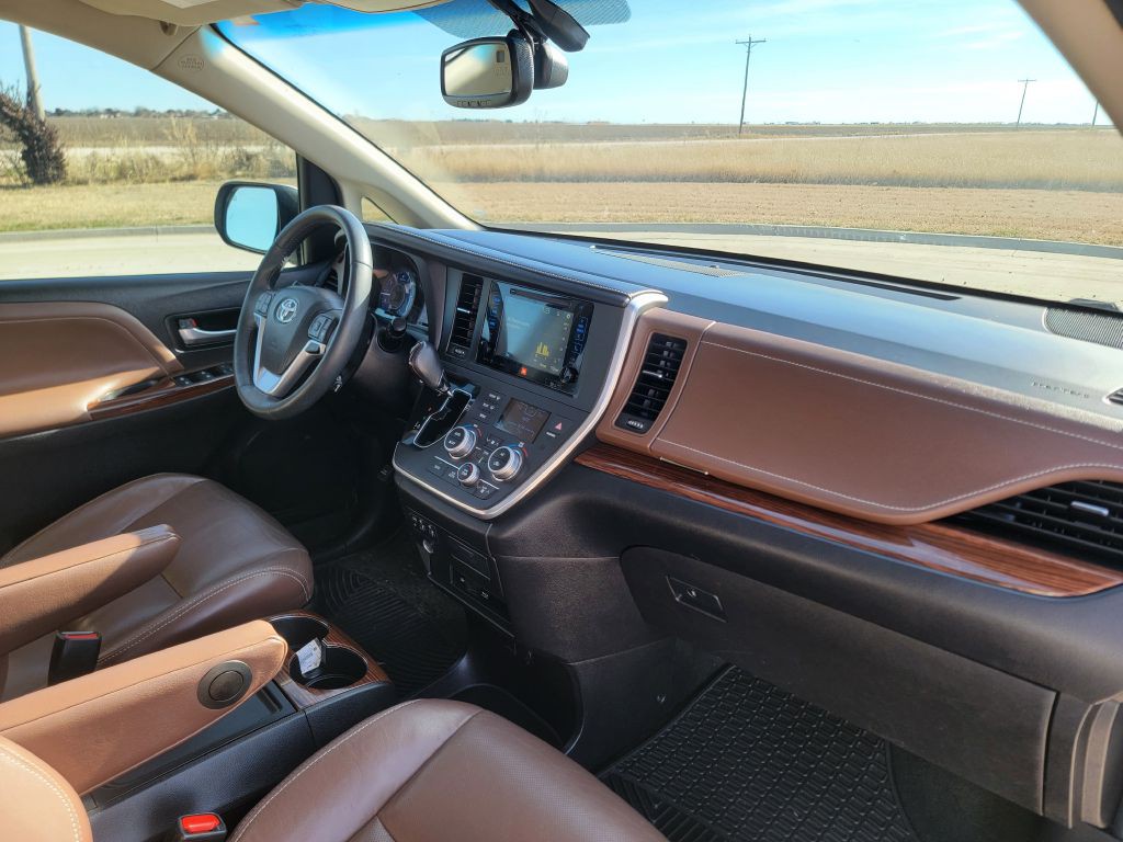 2016 Toyota Sienna Image 15