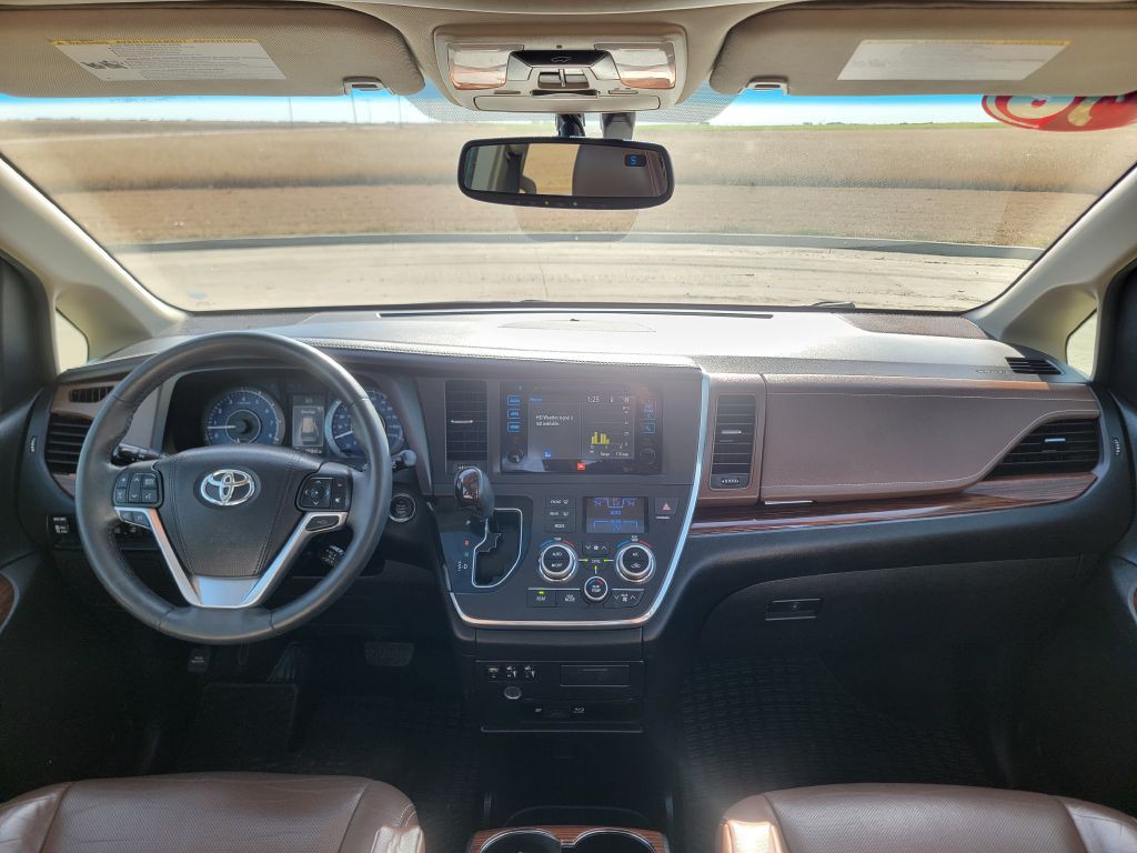 2016 Toyota Sienna Image 16