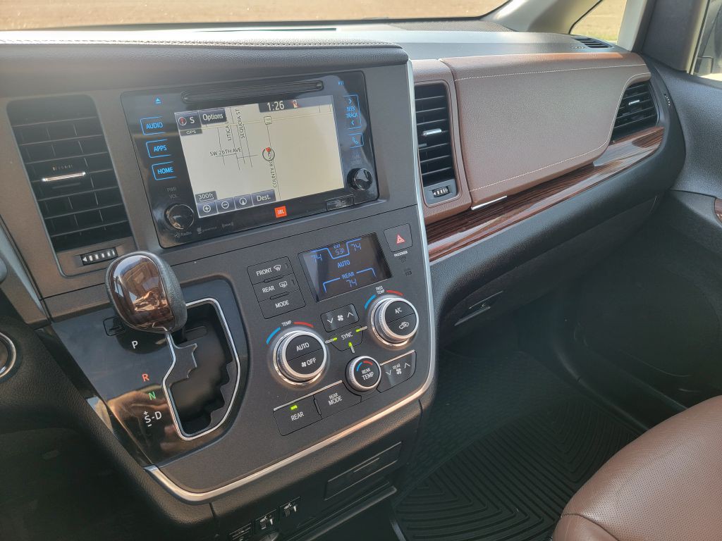 2016 Toyota Sienna Image 19