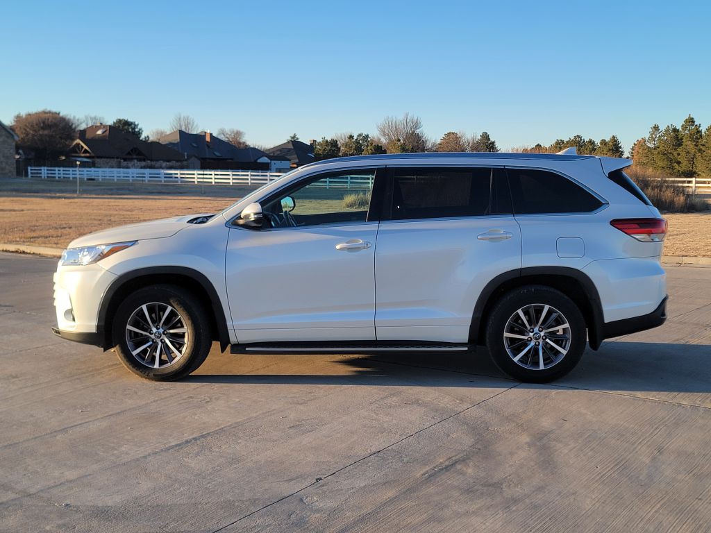 2017 Toyota Highlander Image 6