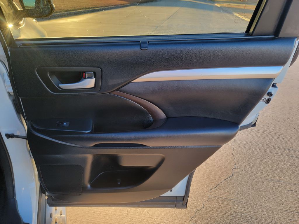 2017 Toyota Highlander Image 14