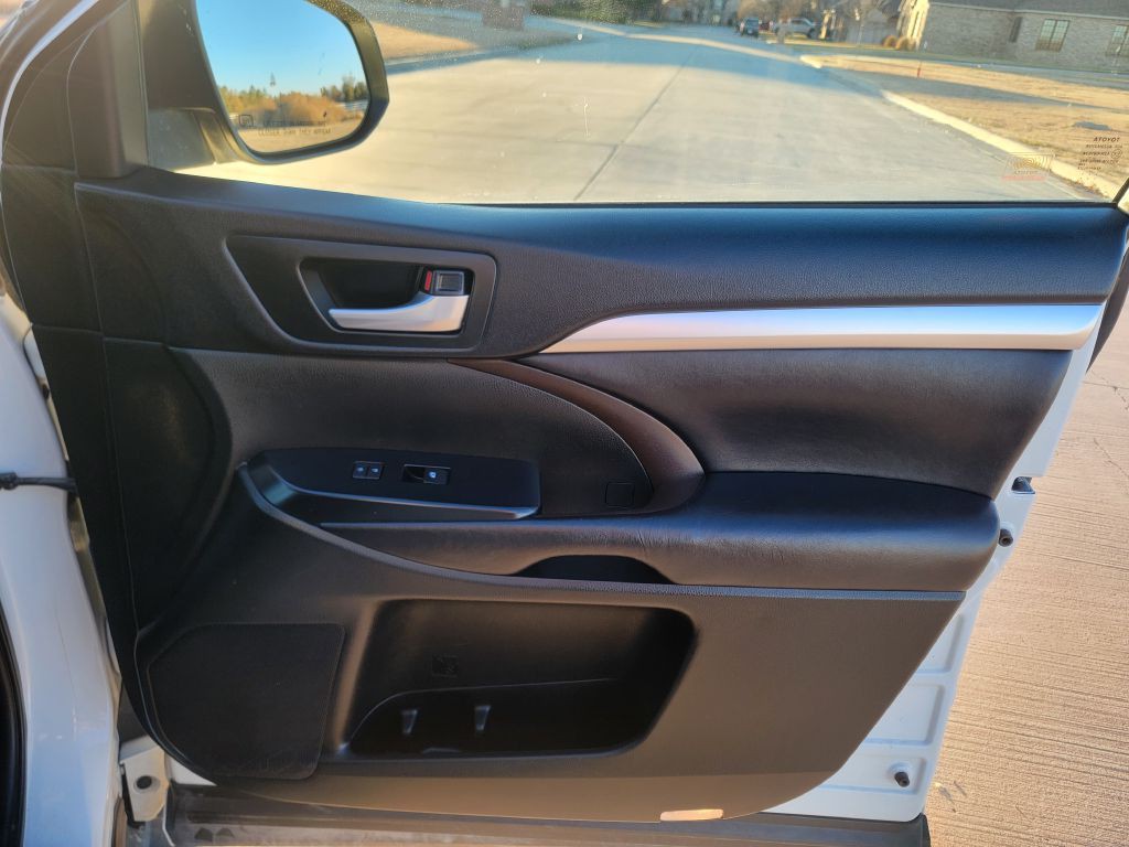 2017 Toyota Highlander Image 16