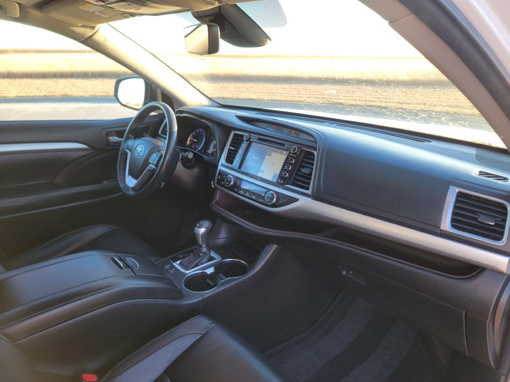 2017 Toyota Highlander Image 17