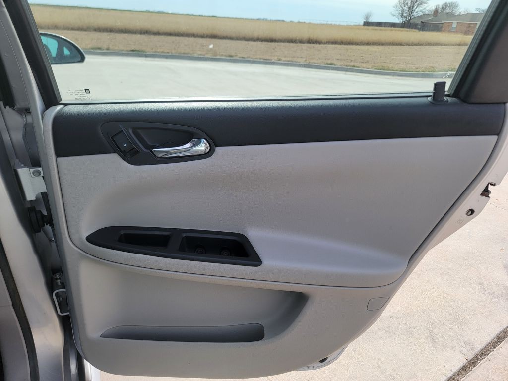 2010 Chevrolet Impala Image 12