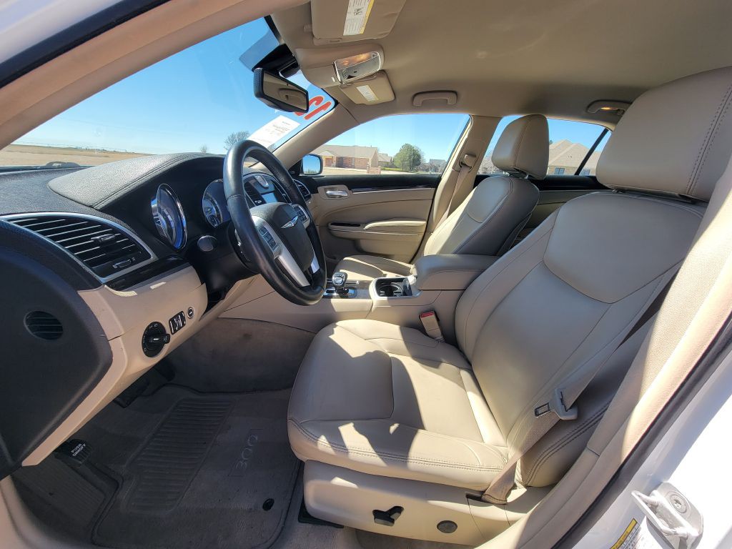 2012 Chrysler 300 Image 7