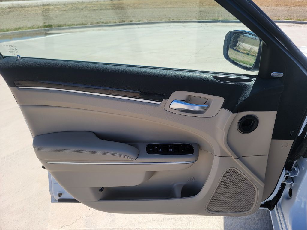 2012 Chrysler 300 Image 8