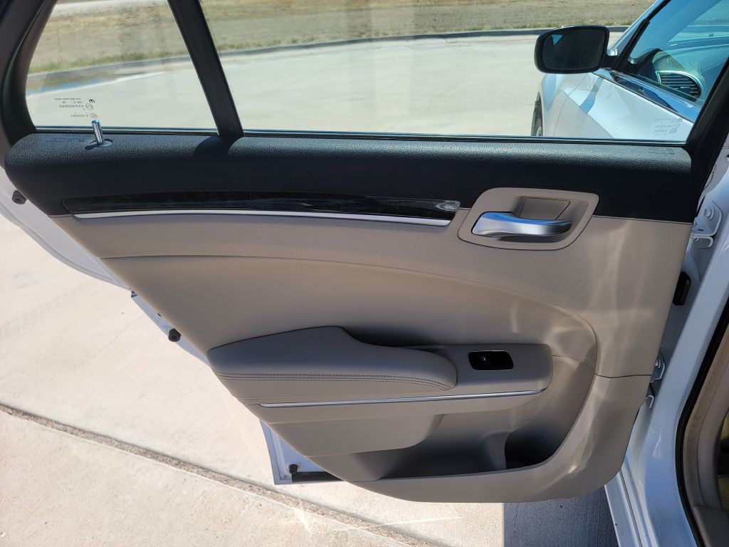 2012 Chrysler 300 Image 10