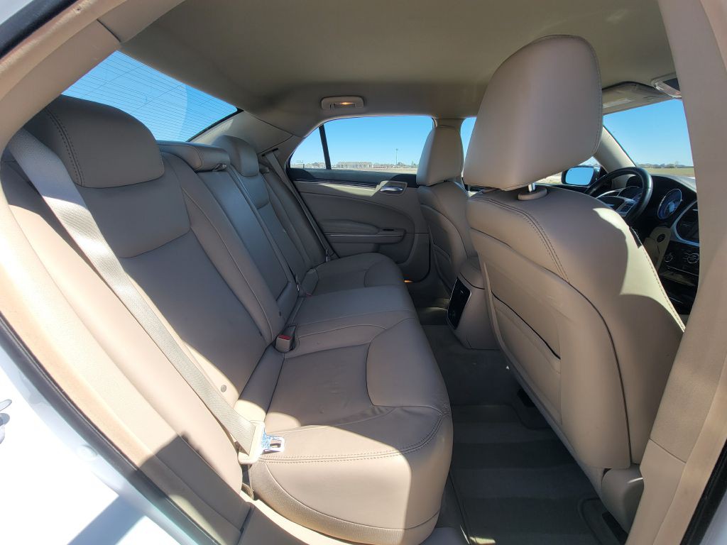 2012 Chrysler 300 Image 11