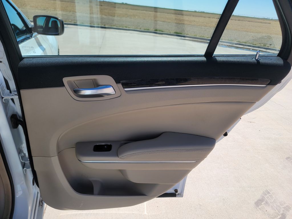2012 Chrysler 300 Image 12
