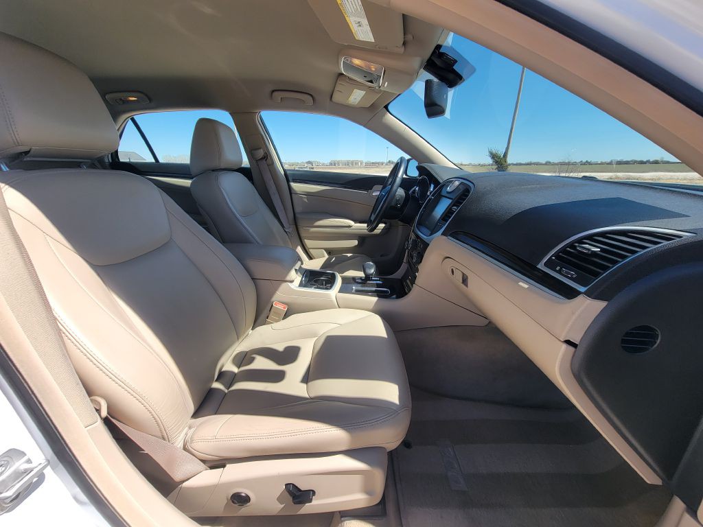 2012 Chrysler 300 Image 13