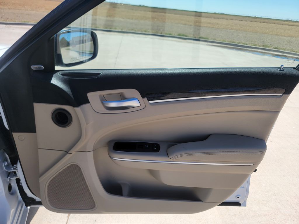 2012 Chrysler 300 Image 14