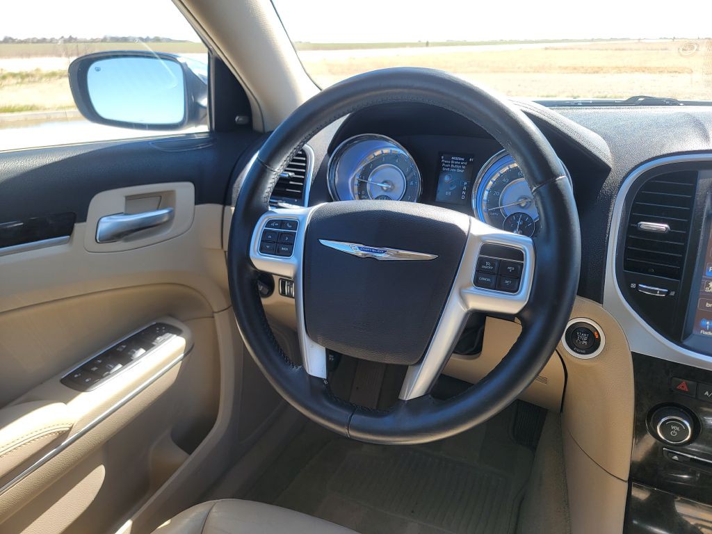 2012 Chrysler 300 Image 17