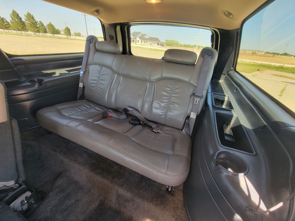 2002 Chevrolet Suburban Image 11