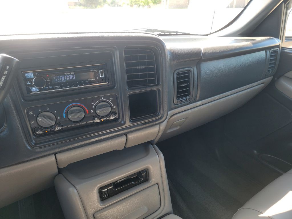 2002 Chevrolet Suburban Image 21