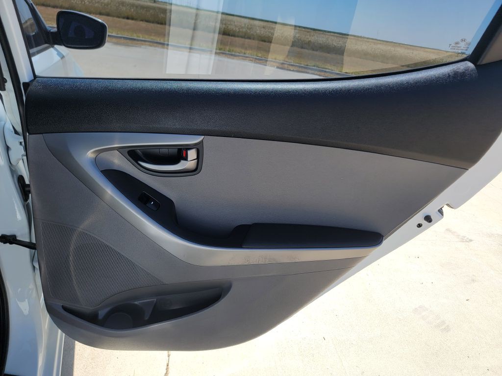 2016 Hyundai Elantra Image 12