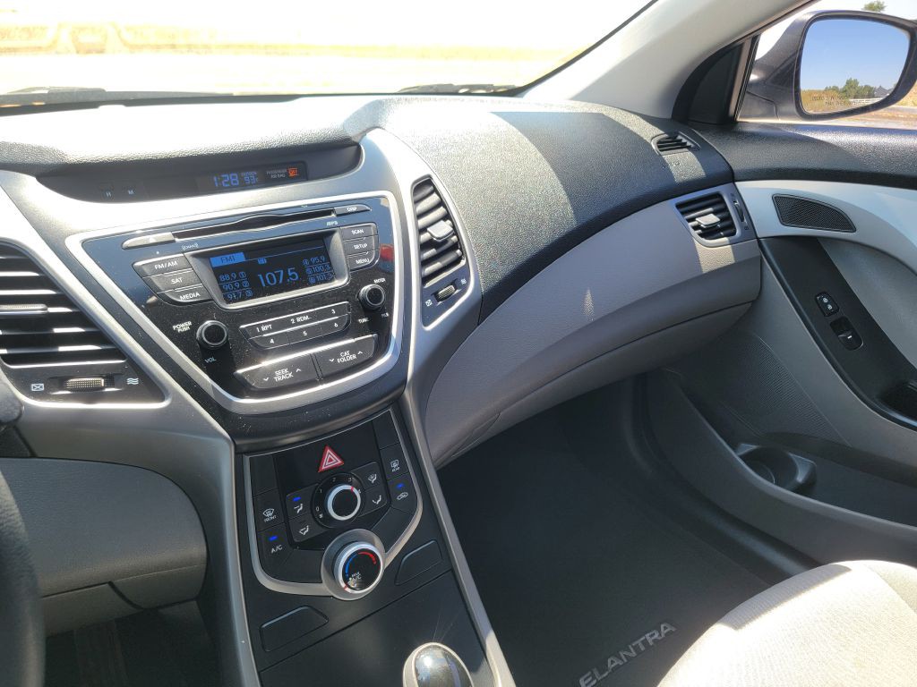 2016 Hyundai Elantra Image 19