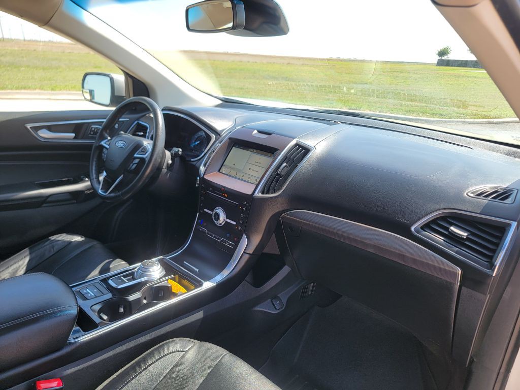 2019 Ford Edge Image 16
