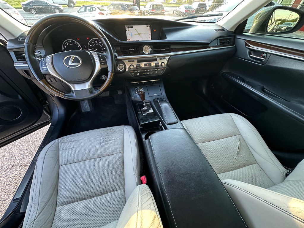 2015 Lexus ES Image 9