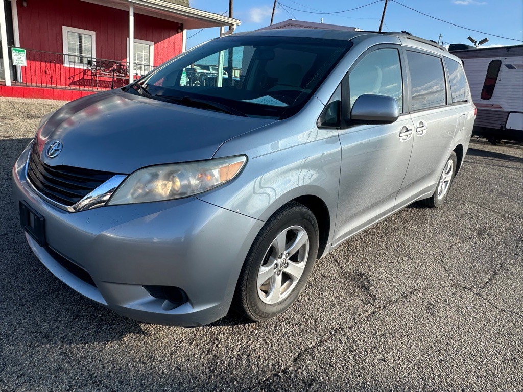 2013 Toyota Sienna Image 1