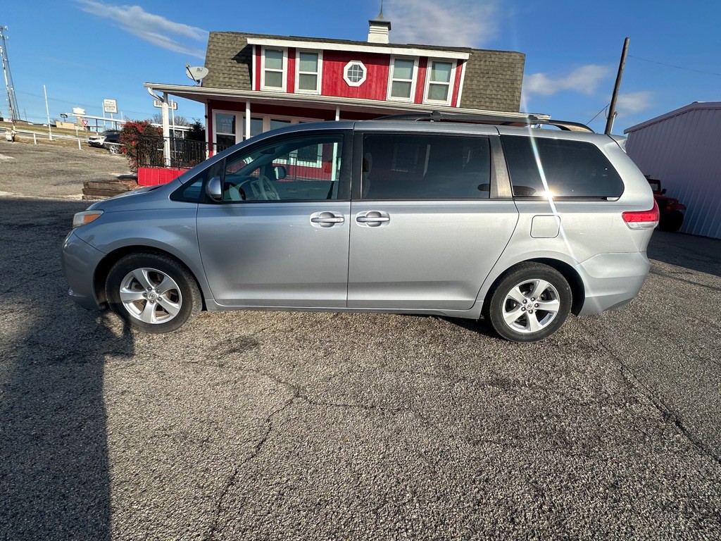 2013 Toyota Sienna Image 2