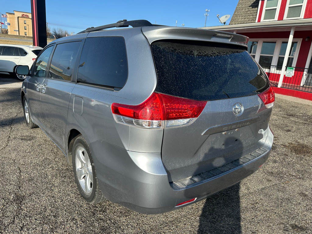 2013 Toyota Sienna Image 3
