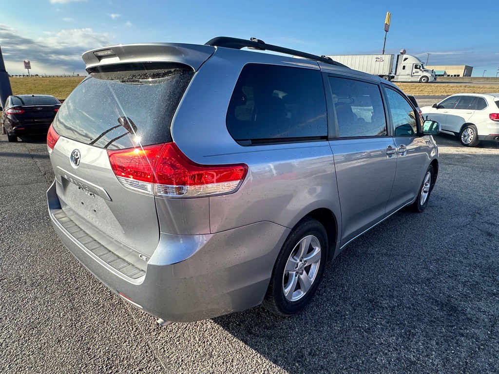2013 Toyota Sienna Image 4