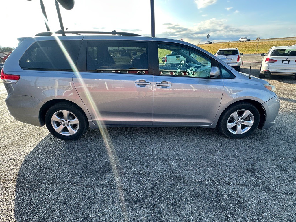 2013 Toyota Sienna Image 5