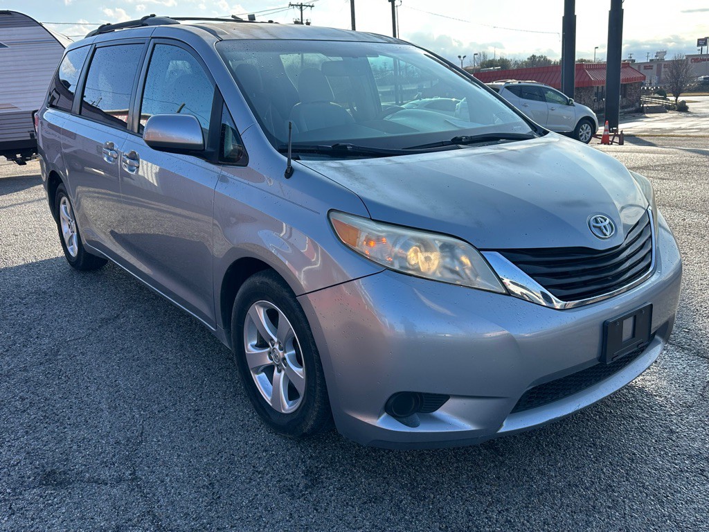2013 Toyota Sienna Image 6