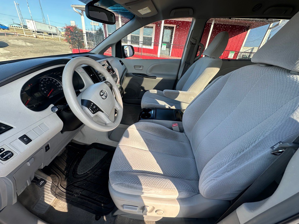 2013 Toyota Sienna Image 7