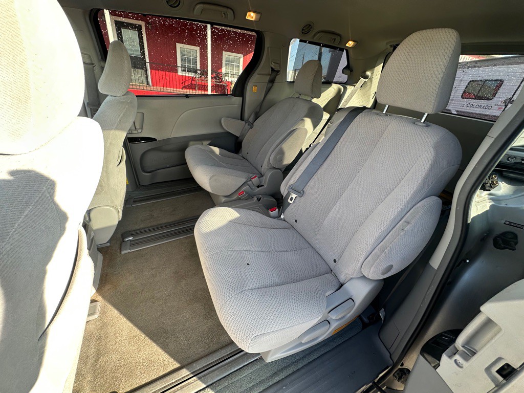 2013 Toyota Sienna Image 8