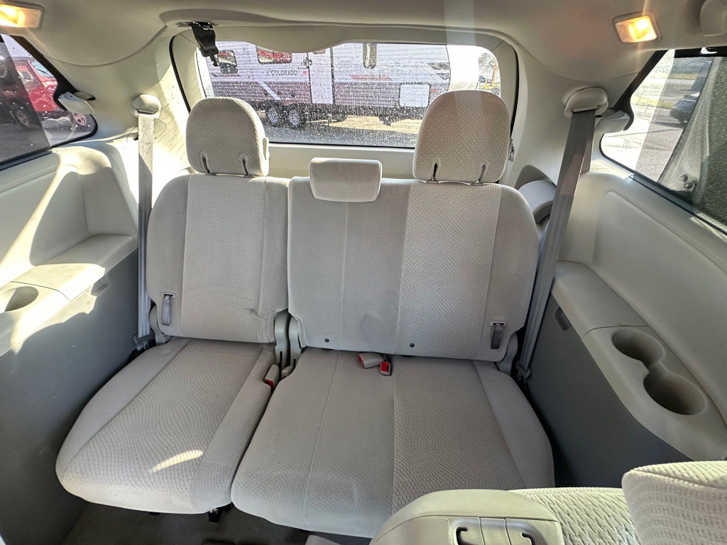2013 Toyota Sienna Image 9