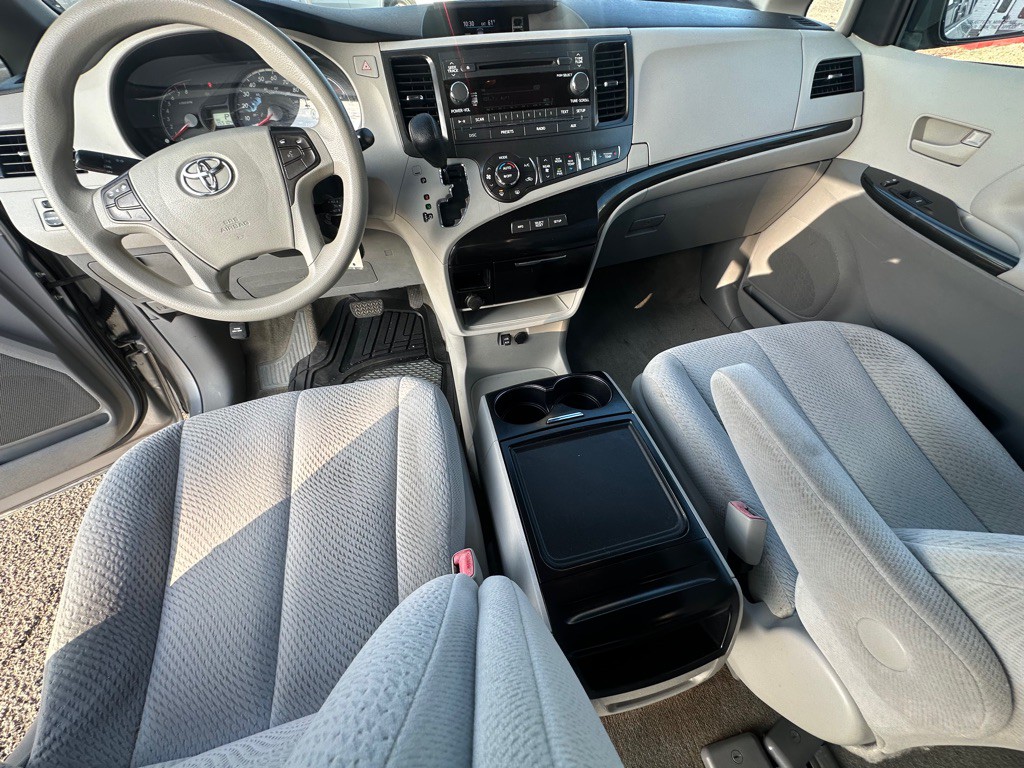 2013 Toyota Sienna Image 10