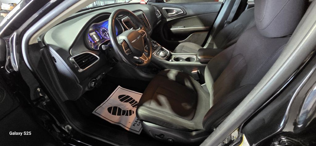 2015 Chrysler 200 Image 9