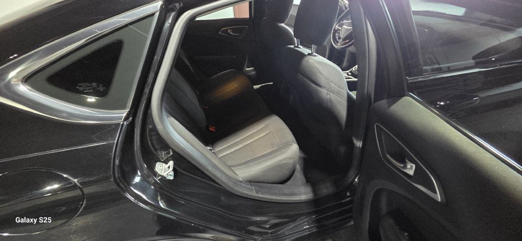 2015 Chrysler 200 Image 10