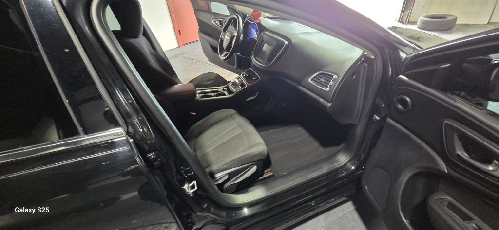 2015 Chrysler 200 Image 11