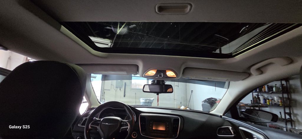 2015 Chrysler 200 Image 12
