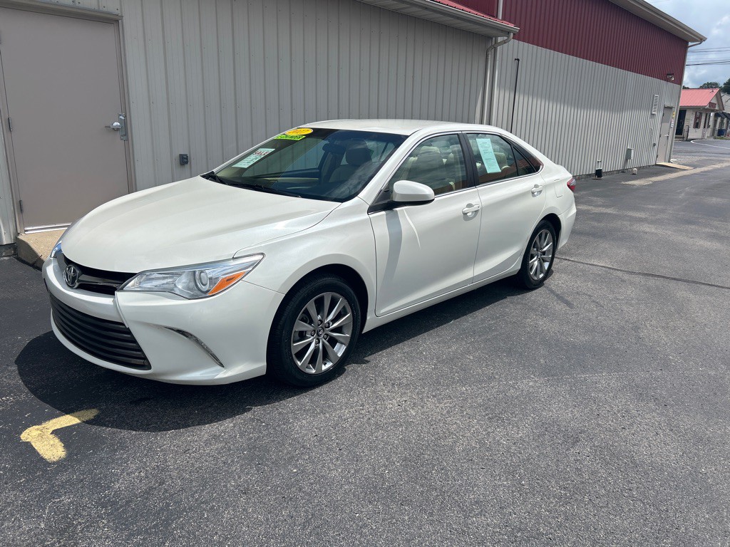 2017 Toyota Camry Image 2