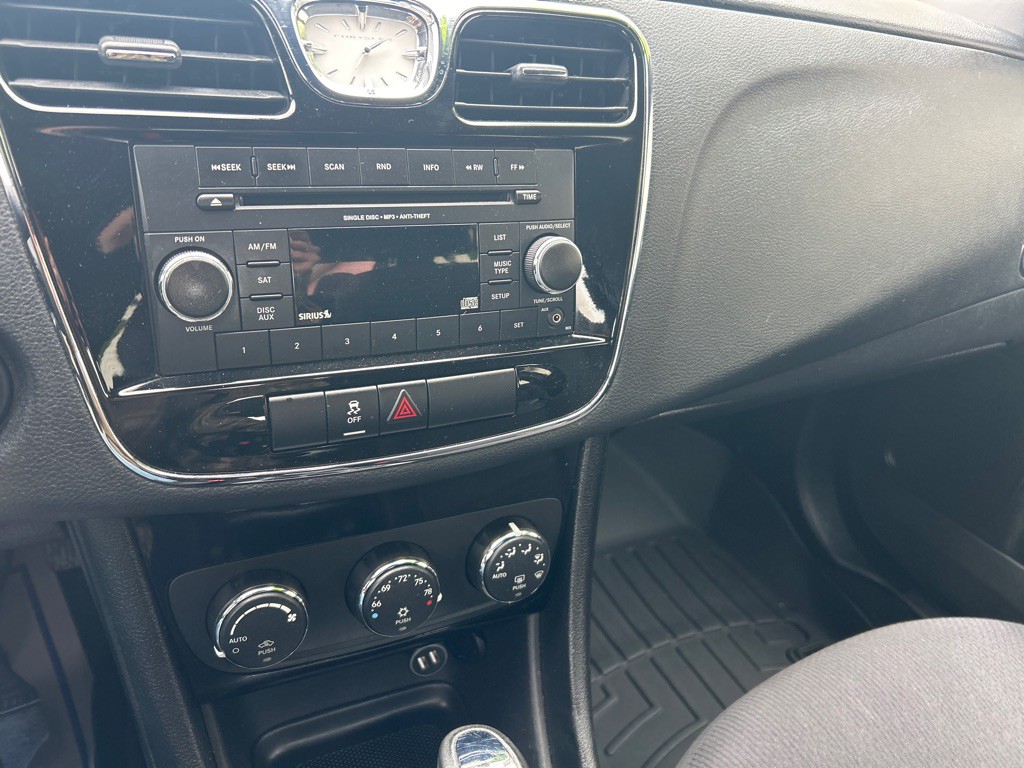 2014 Chrysler 200 Image 9