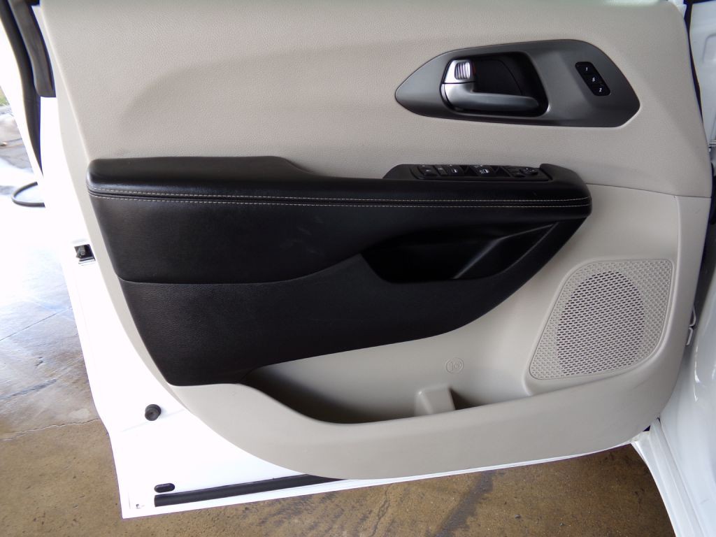 2022 Chrysler Pacifica Image 10