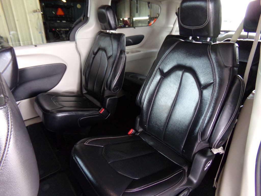 2022 Chrysler Pacifica Image 18