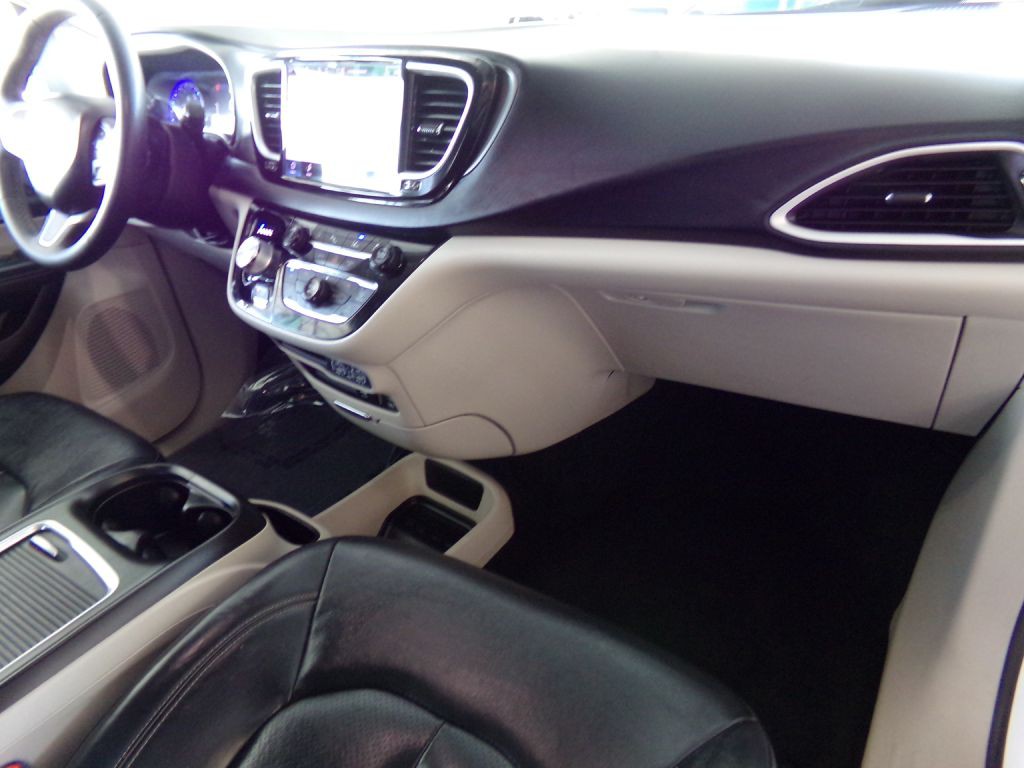 2022 Chrysler Pacifica Image 28