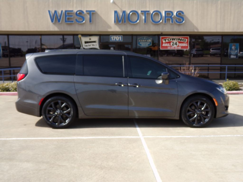 2019 Chrysler Pacifica Image 2
