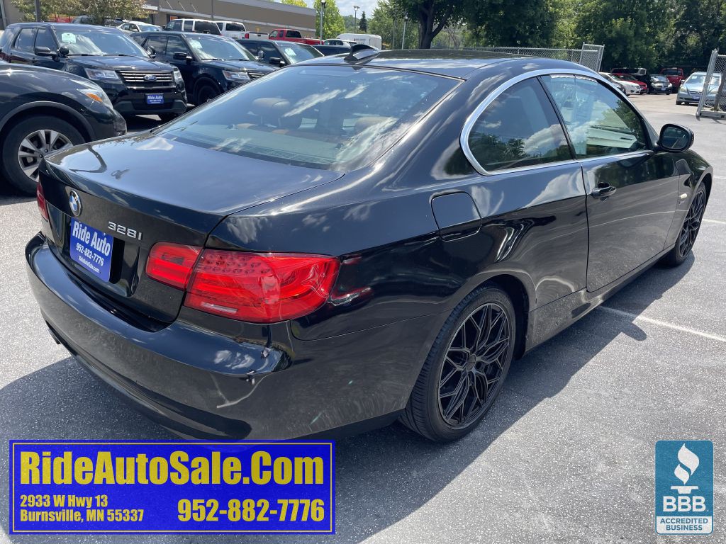 2011 BMW 3 Series Image 5